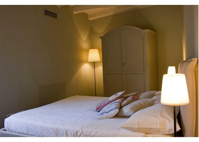 Isola Bella - Via Della Posta * Stresa